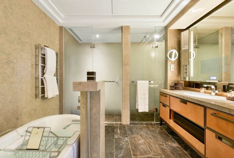 superior shard room bathroom 768x519